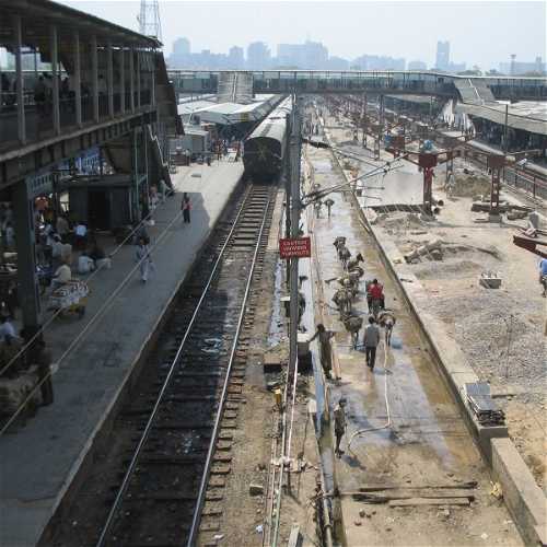 stazione-dei-treni-a-delhi.jpg (500×375)